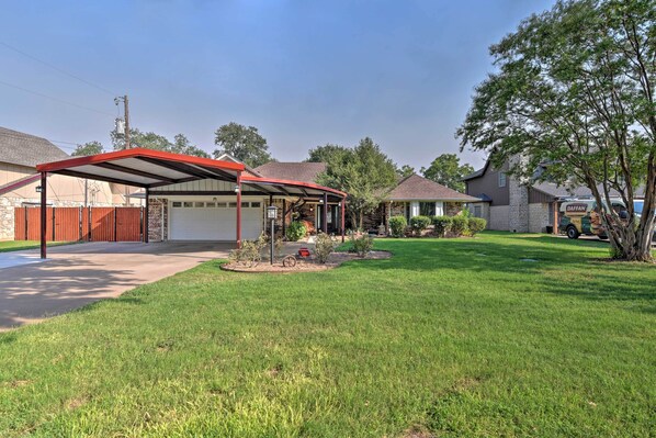 House (3 Bedrooms) | Interior - Lakefront Granbury Getaway: Boat, Swim & Fish (Granbury)