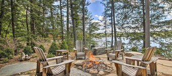 Lakefront Cottage: Boat Dock, Patio & Kayaks!