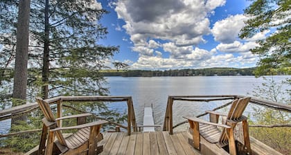 Lakefront Cottage: Boat Dock, Patio & Kayaks!