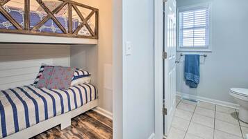 2 bilik tidur, seterika/papan seterika, cadar katil