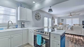 Cottage (2 Bedrooms) | Dapur peribadi | Ketuhar gelombang mikro, ketuhar, dapur, mesin basuh pinggan mangkuk