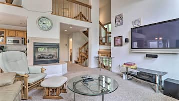 Televisión, chimenea y consola de videojuegos