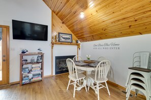 Dining - Kansas Vacation Rental w/ Boat Dock & Lake Access (Anthony)