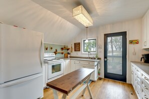 Een microgolfoven, een oven, een kookplaat, een blender