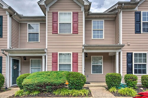 La Vergne Townhome: 22 Mi to Dtwn Nashville!