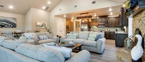 House (5 Bedrooms) | Interior