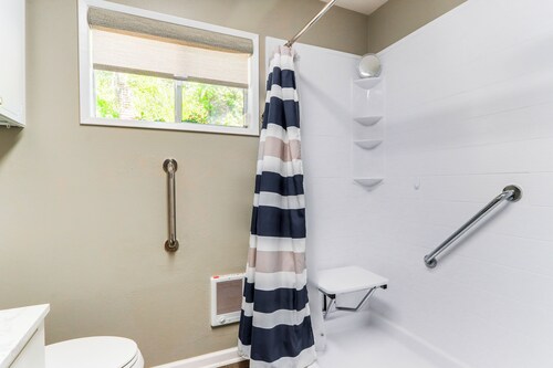 Private Hot Tub: Deer Lake Home w/ Dock Access!