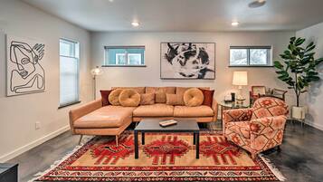 House (3 Bedrooms) | Living area