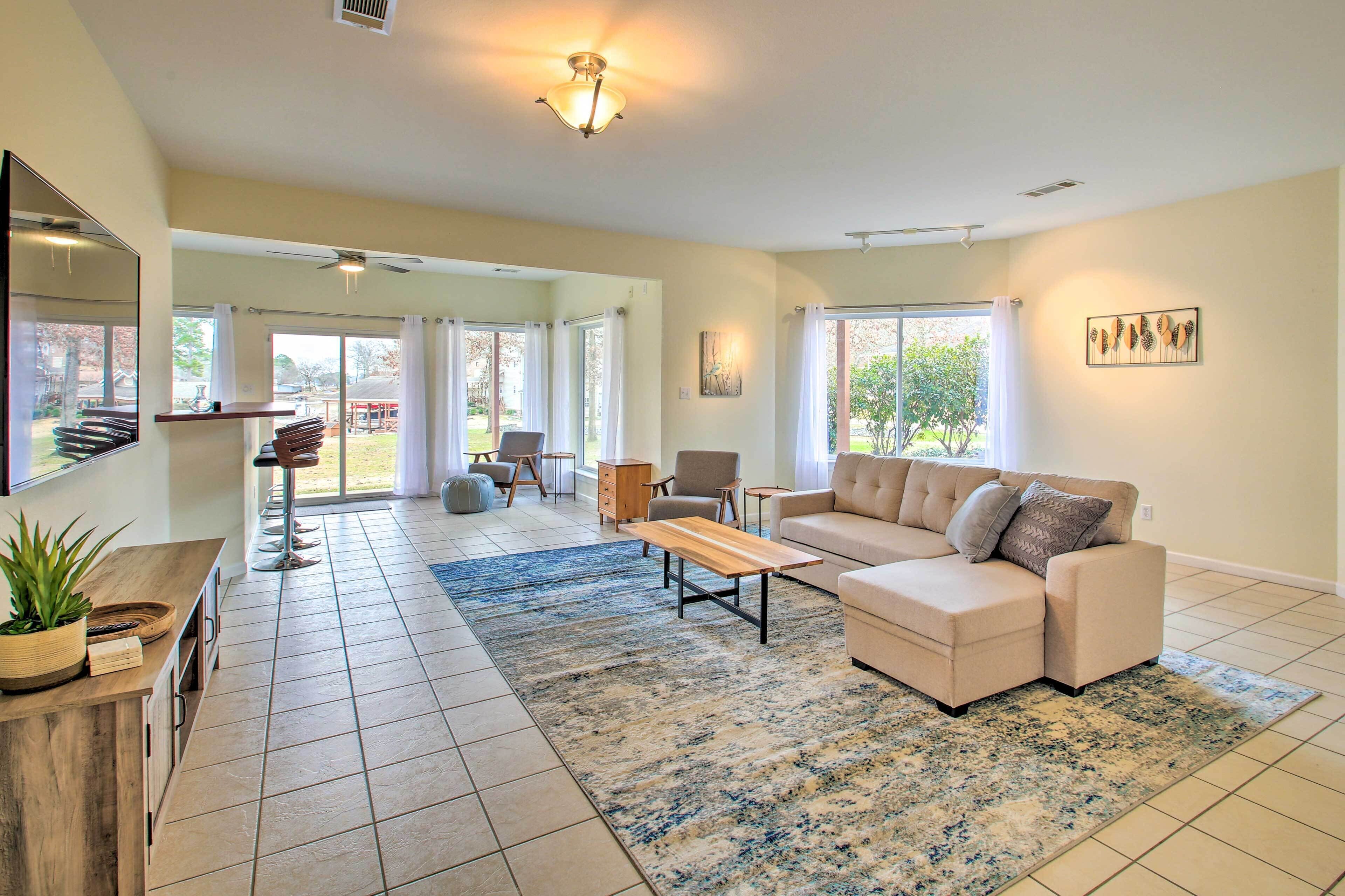 Lakefront Hot Springs Home w/ Deck, Boat Dock