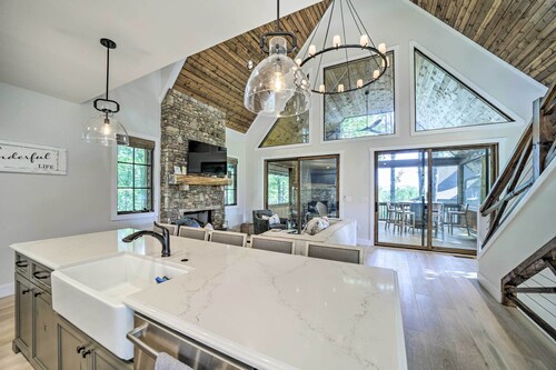 7 Mi to Ski Sapphire Valley: Resort-style Retreat