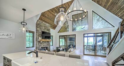 7 Mi to Ski Sapphire Valley: Resort-style Retreat