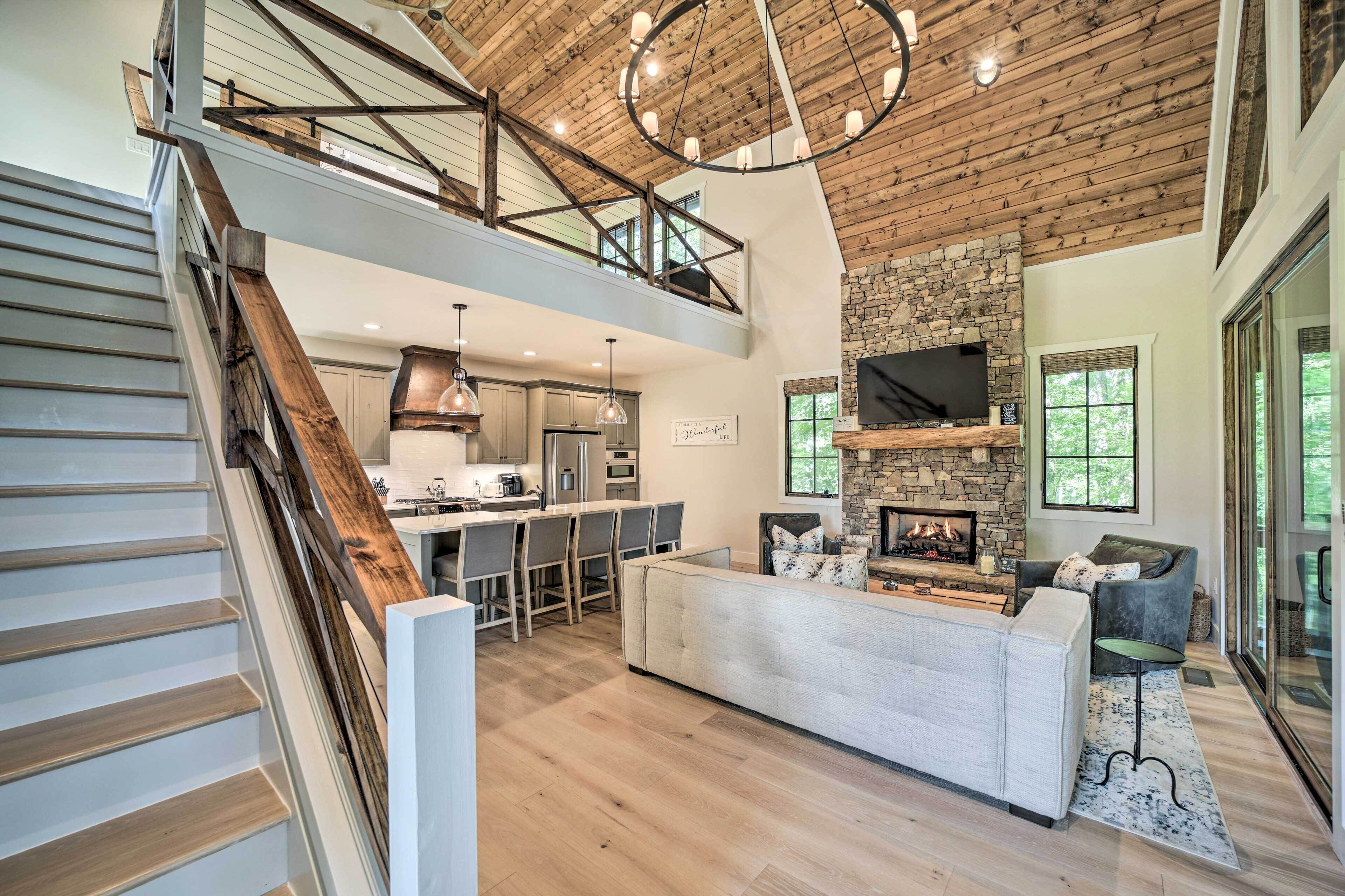 Luxe Glenville Resort Retreat w/ Fireplace!