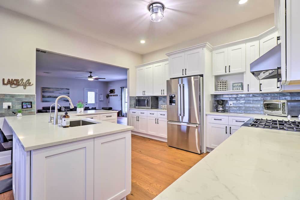 Modern Lakehouse w/ Stunning Views & Hot Tub! - Schwertner, TX