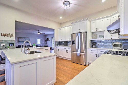 Modern Lakehouse w/ Stunning Views & Hot Tub!