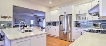 Modern Lakehouse w/ Stunning Views & Hot Tub!