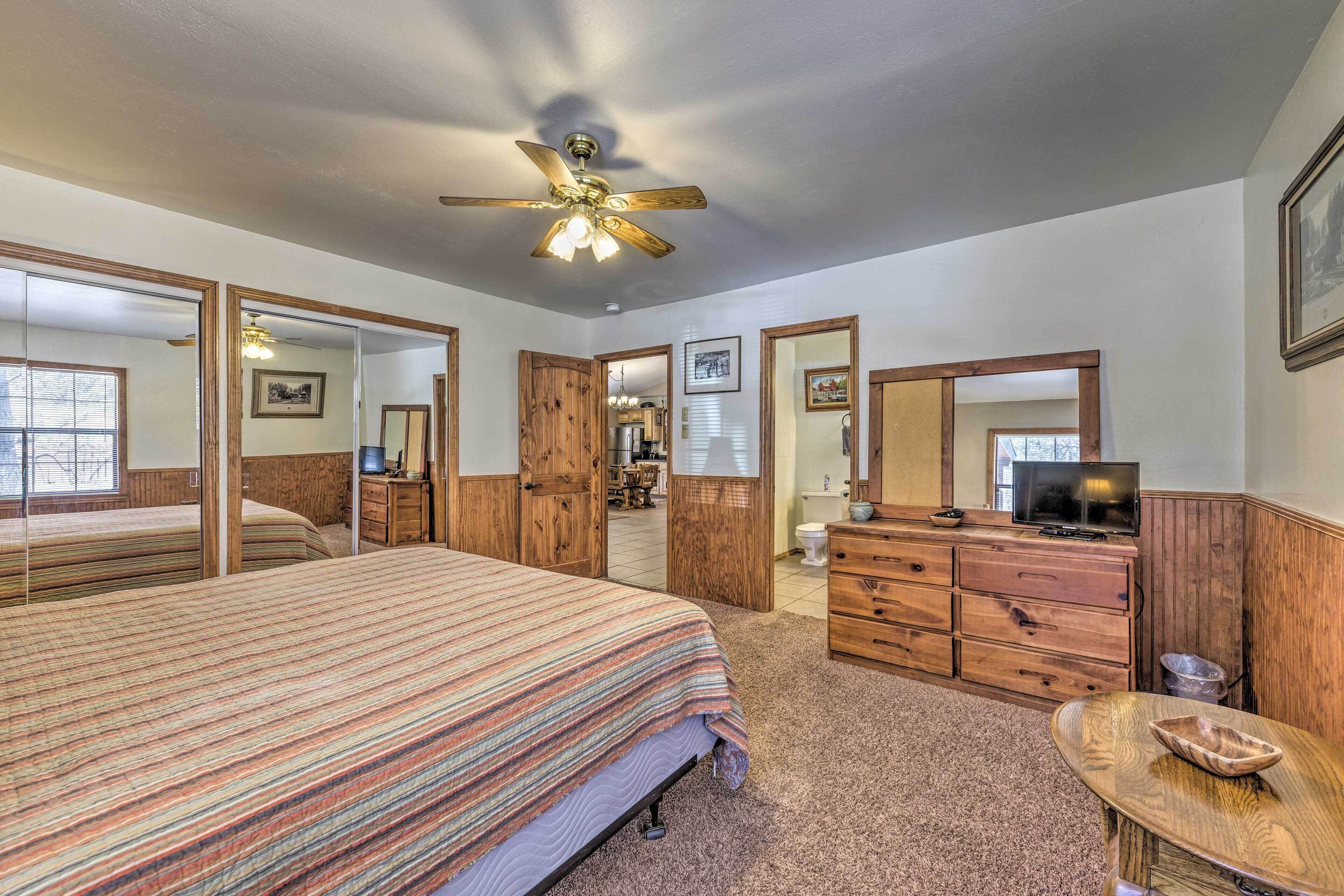 Lovely Creekside Ruidoso Home w/ Hot Tub & Deck!