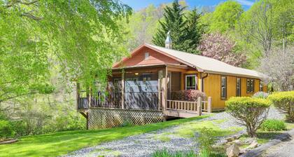 Peaceful Mars Hill Home w/ Porch & Mountain Views