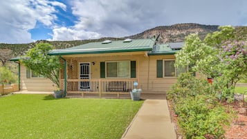 Rumah (3 Bedrooms) | Bagian depan properti