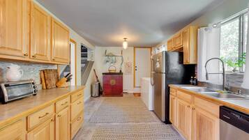 House (3 Bedrooms) | Private kitchen | Microwave, oven, stovetop, dishwasher