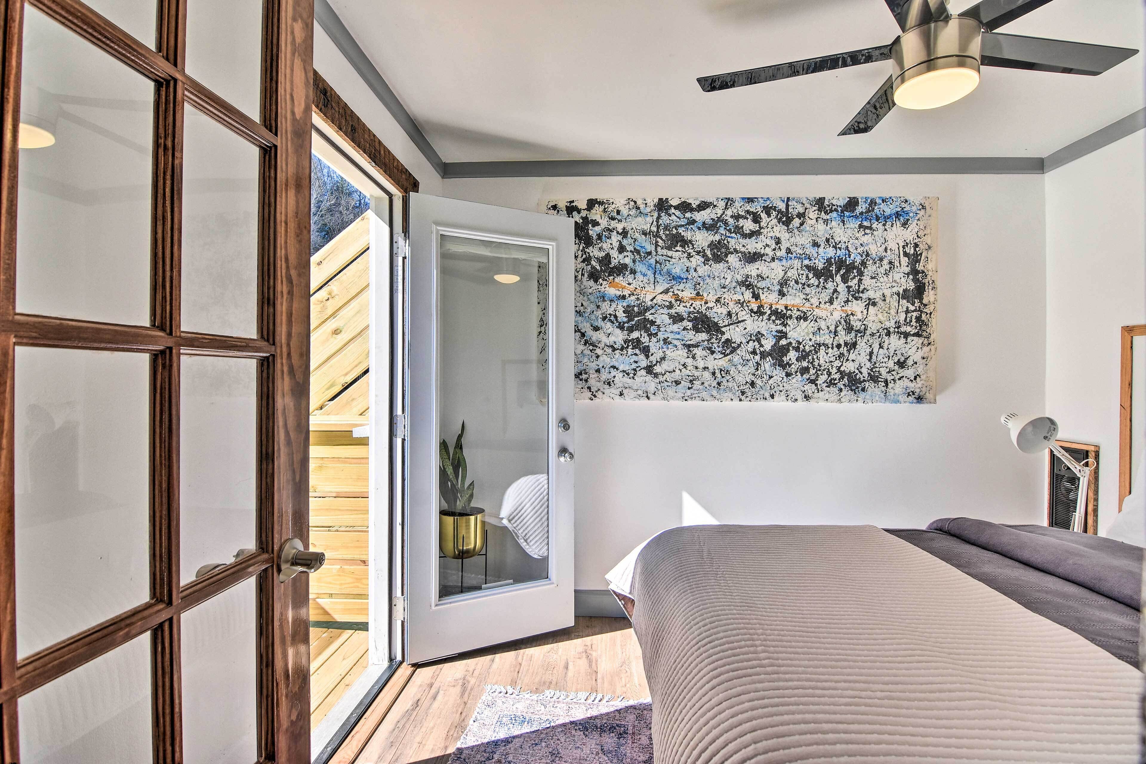 Modern, Dog-friendly Getaway on Cane River!