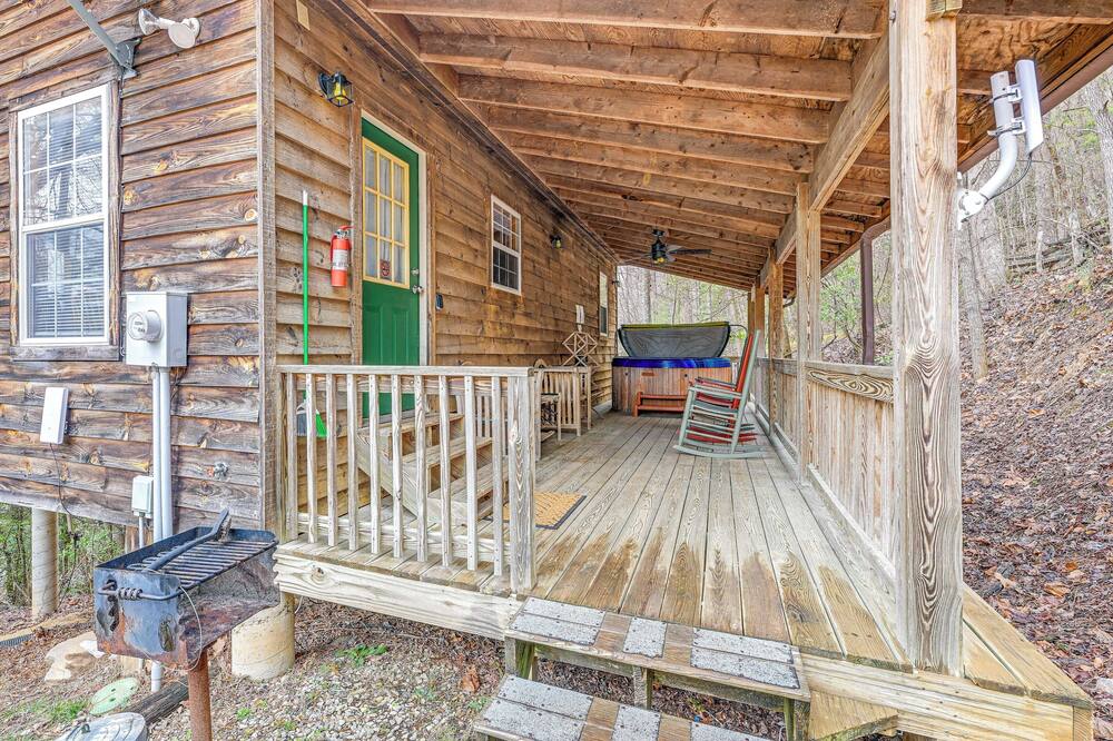 Peaceful Bryson City Cabin - Fire Pit & Hot Tub! - Almond