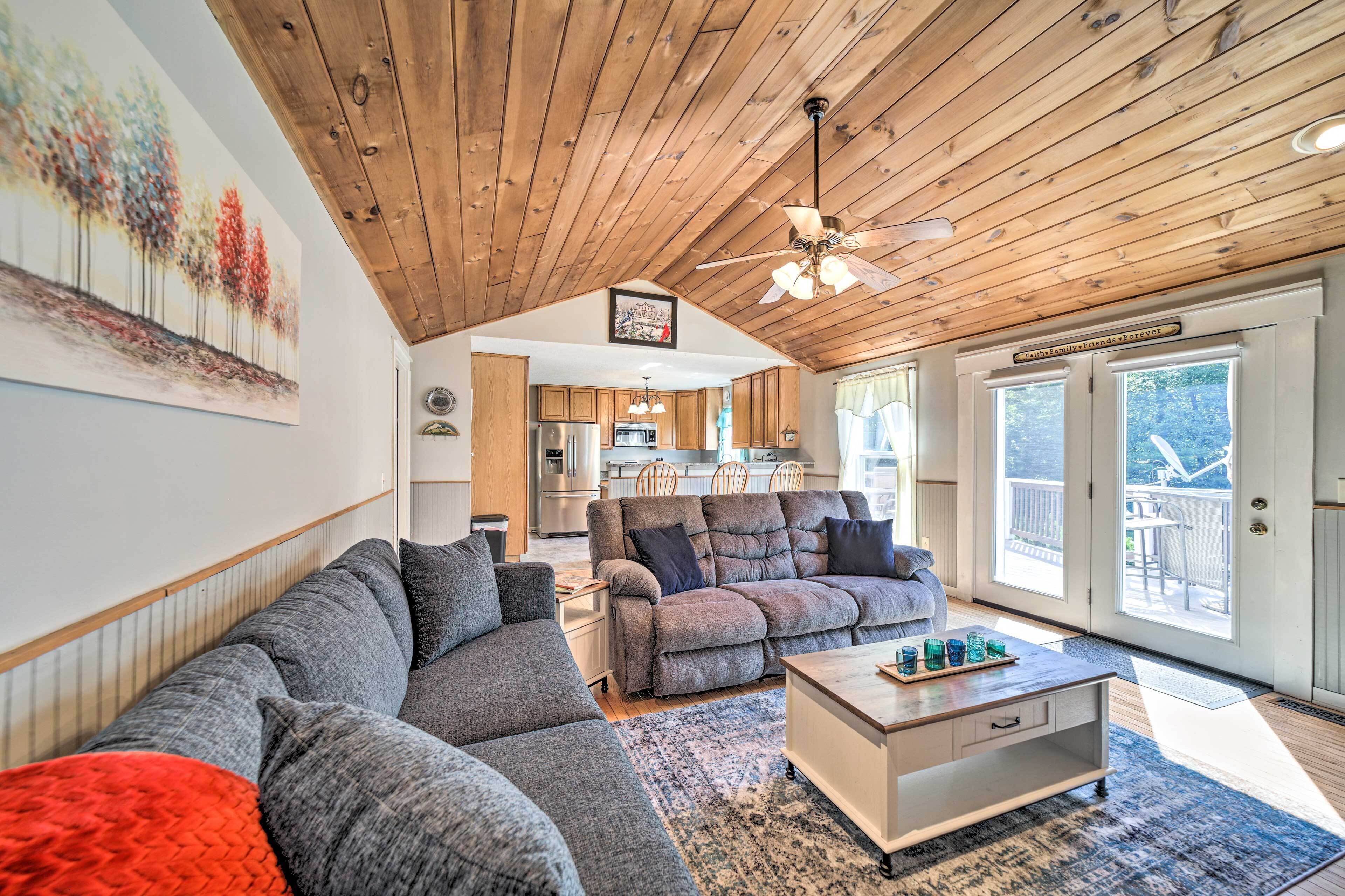 Peaceful Highlands Home w/ Deck + Fire Pit!