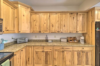 Flathead Lake Getaway w/ Balcony, Fireplace!