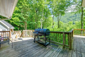 Terrace/patio - Pet-friendly Home w/ Deck + Mountain Views! (Maggie Valley)