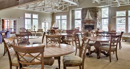 2 Mi to Bethany Beach: Condo w/ Deck & Pool Access