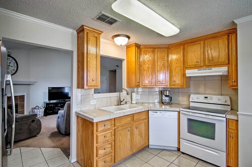 Pet-friendly Lubbock Home w/ Yard - 6 Mi to TTU