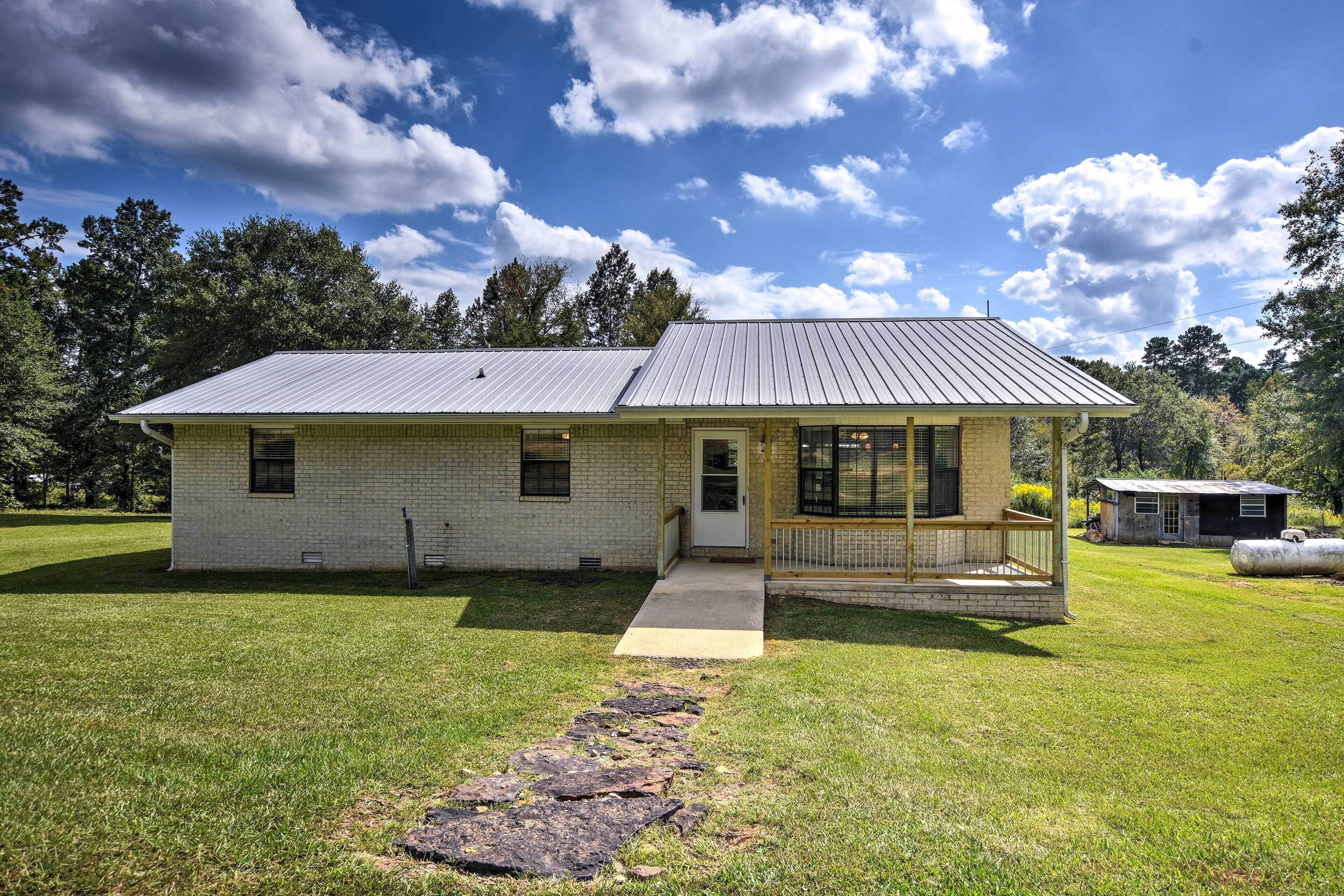 Cozy Kirby Getaway w/ Patio, Near Lake Greeson!