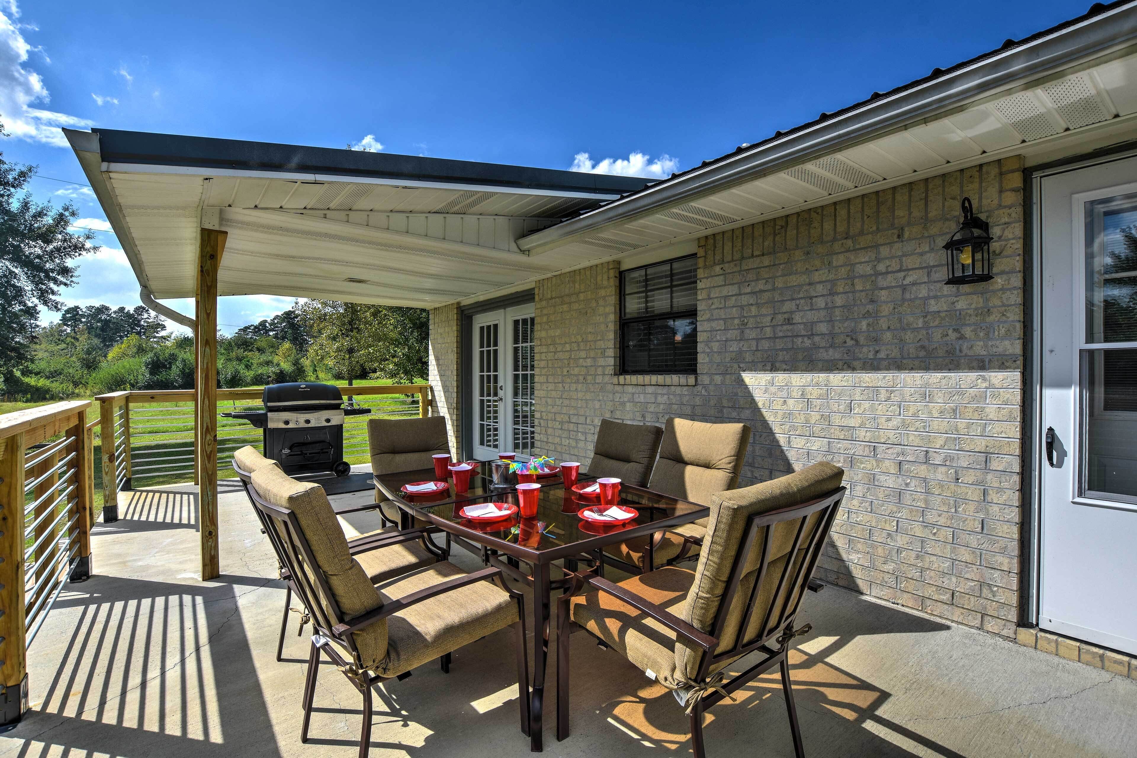 Cozy Kirby Getaway w/ Patio, Near Lake Greeson!
