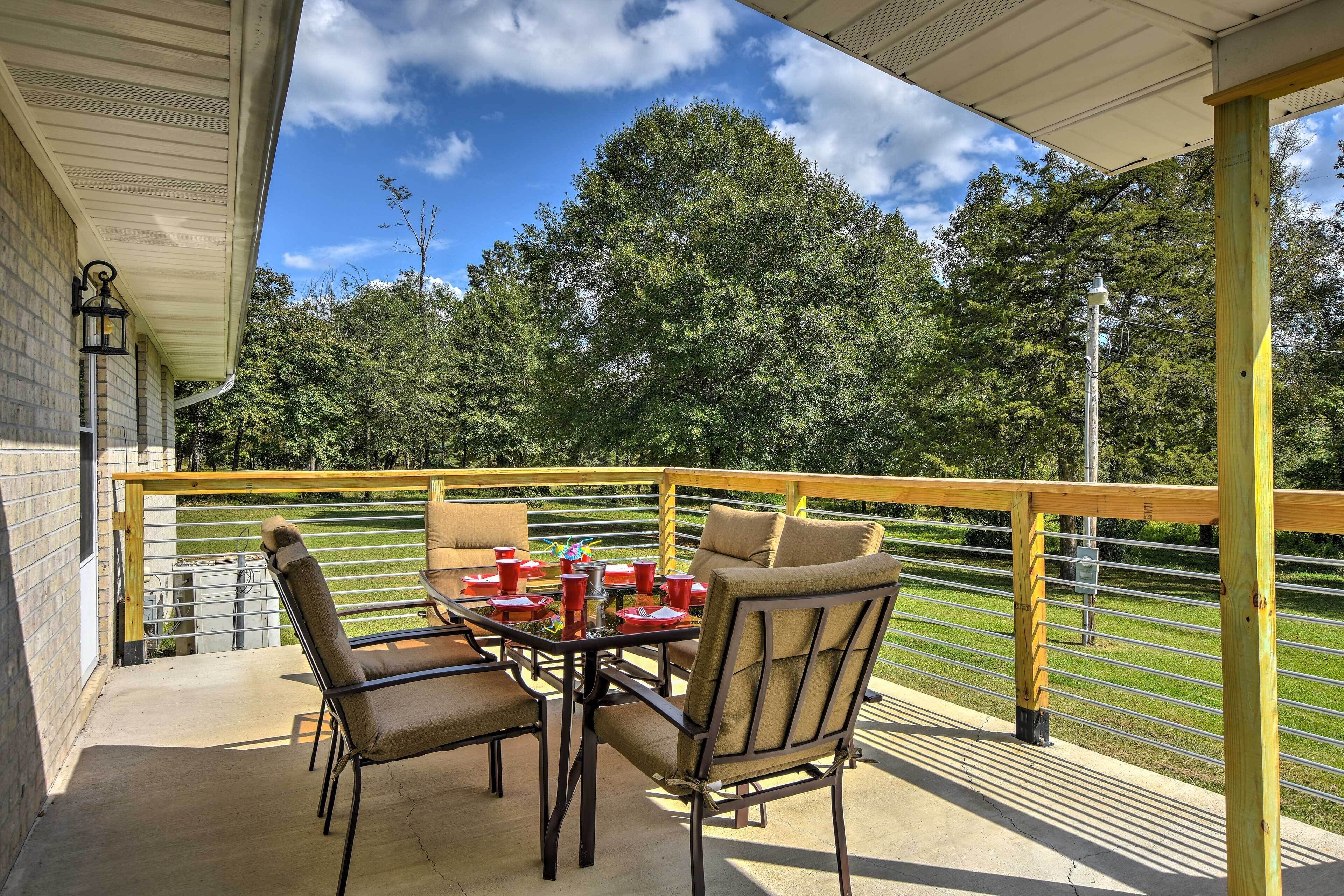Cozy Kirby Getaway w/ Patio, Near Lake Greeson!