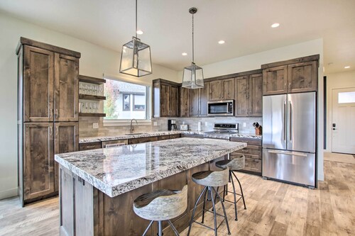 Scenic Eden Gem w/ Hot Tub ~ 6 Mi to Ski Area