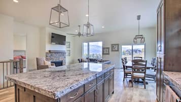 House (5 Bedrooms) | Interior