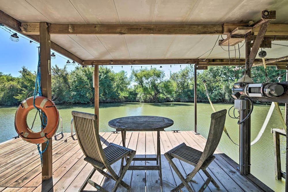 Bay Access & Dock: Riverfront Tivoli Escape - Austwell, TX