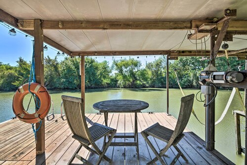 Bay Access & Dock: Riverfront Tivoli Escape