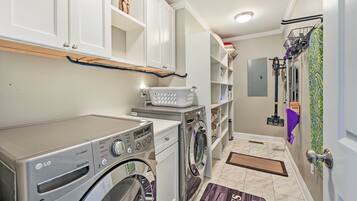 House (2 Bedrooms) | Interior