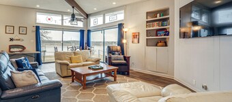 Rustic Lake Buchanan Hideaway w/ Game Room & Grill