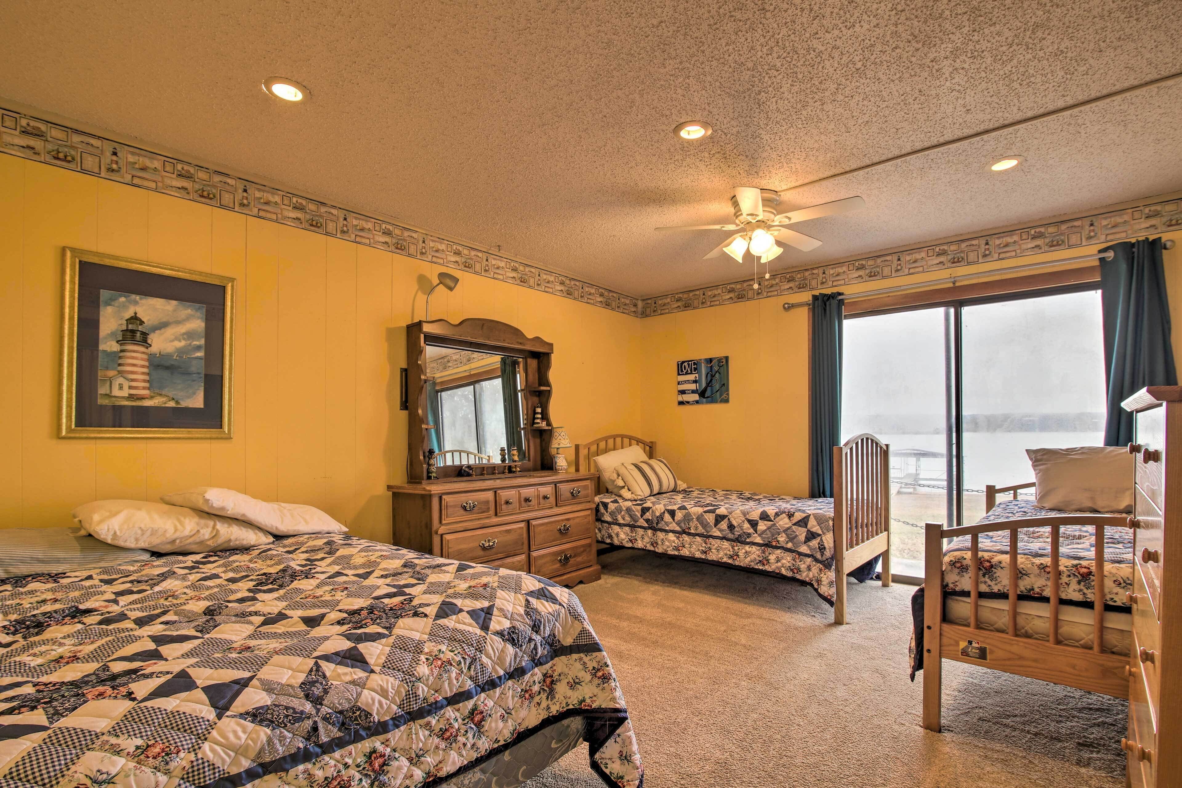 Rustic Lake Buchanan Hideaway w/ Game Room & Grill