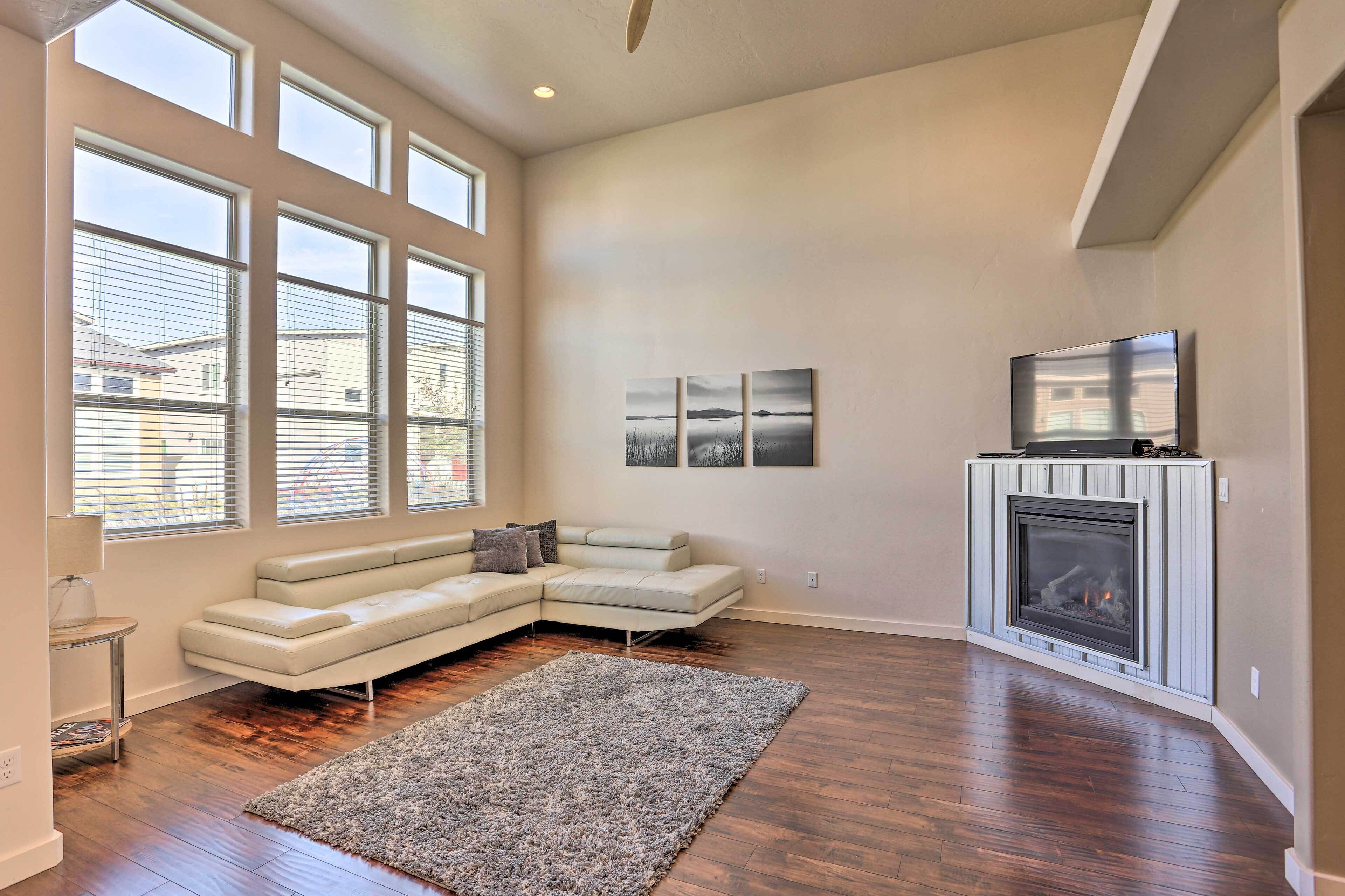Sleek & Modern Townhome ~ 11 Mi to Dtwn Boise