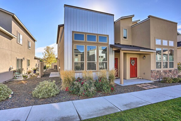 Apartment (3 Bedrooms) | Front of property