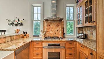 Rumah (4 Bedrooms) | Dapur pribadi | Microwave, oven, kompor, dan mesin pencuci piring