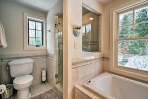 Une salle de bain équipée de toilettes, d’une douche et d’une baignoire.