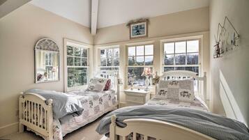 4 kamar tidur, setrika/meja setrika, dan seprai linen