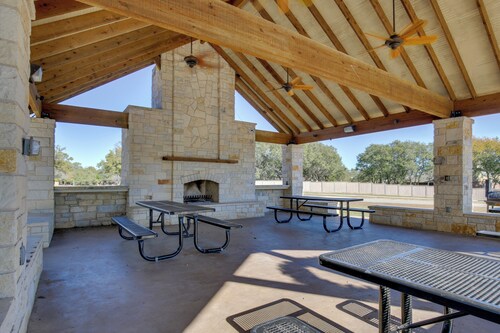 4 Mi to TPC San Antonio: Cozy Getaway w/ Deck!