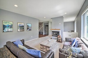 House (4 Bedrooms) | Interior - Riverside North Bend Oasis: Stunning Mountain View (North Bend)