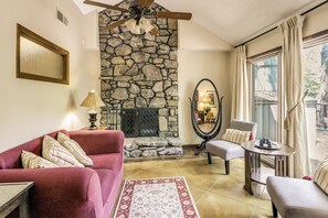 Interior - 15 Mi to University of Memphis: Getaway w/ Games (Southaven)