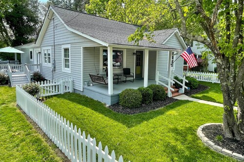 Private Yard & Water Views: Cozy Urbanna Cottage