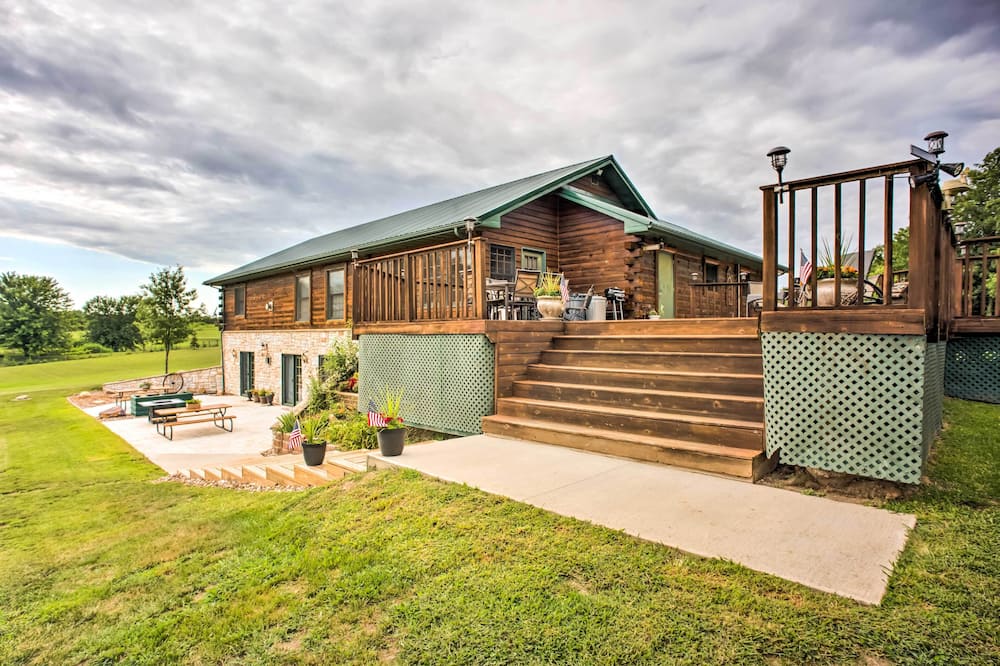 Rustic Keosauqua Gem: Fire Pit & Lake Sugema Views - Jefferson County, IA